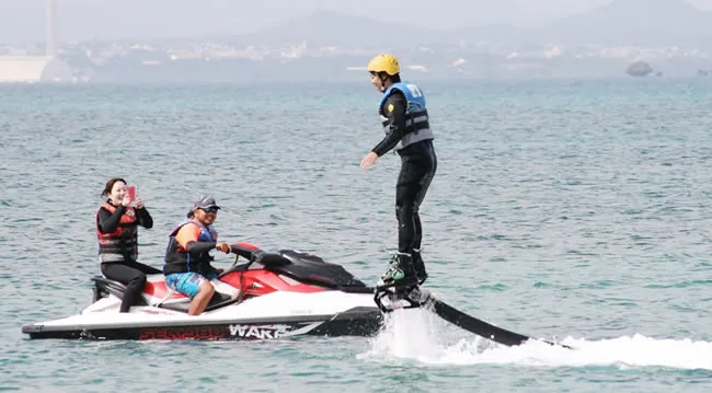 沖縄マリンスポーツ・アクティビティ専門店マリンアイランド｜パラセーリング100m体験コース