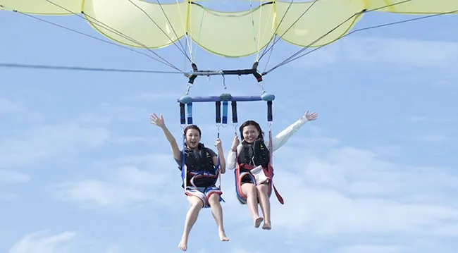 沖縄マリンスポーツ・アクティビティ専門店マリンアイランド｜パラセーリング100m体験コース