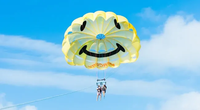 沖縄マリンスポーツ・アクティビティ専門店マリンアイランド｜パラセーリング100m体験コース